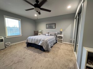 3 bedrooms, desk, iron/ironing board, travel crib