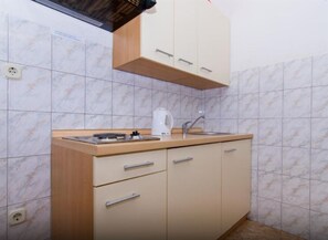 Kühlschrank, Mikrowelle, Herdplatte, Toaster