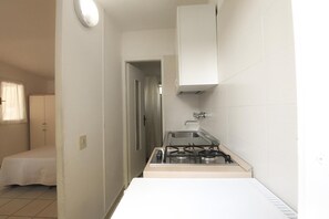 Jääkaappi, syöttötuoli, keittoastiat/astiat/ruokailuvälineet