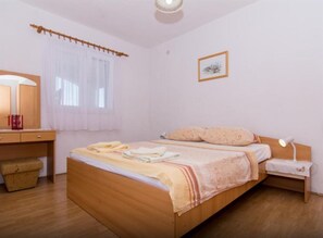 1 slaapkamer, een strijkplank/strijkijzer, wifi, beddengoed