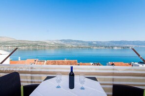 Outdoor dining - Apartments Slanada - One-Bedroom Apartment with Sea View and Terrace 5 (Mastrinka)
