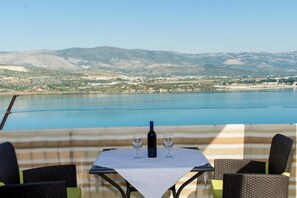 Outdoor dining - Apartments Slanada - One-Bedroom Apartment with Sea View and Terrace 5 (Mastrinka)