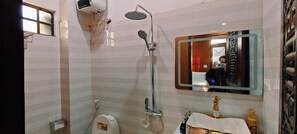 Habitación doble clásica, 1 cama Queen size, para no fumadores, vista al jardín | Baño | Regadera, secadora de cabello, pantuflas, toallas