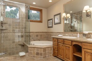 Douche, baignoire à jets, sèche-cheveux, serviettes fournies