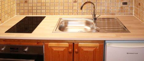 Een koelkast, een microgolfoven, een koffiezetapparaat/waterkoker