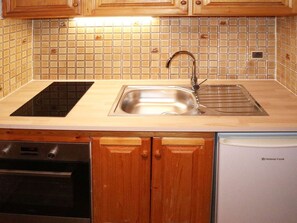 Réfrigérateur, micro-ondes, cafetière/bouilloire