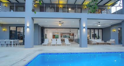 Giraffe Oasis - Kruger Luxury Family Villa: 5-BRs WiFi & AC in Marloth Park