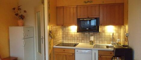 冷蔵庫、食器洗い機、コーヒー / ティーメーカー