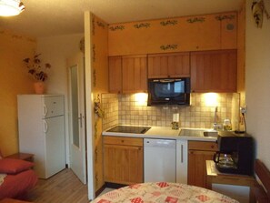 Fridge, dishwasher, coffee/tea maker