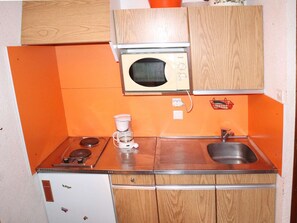 Kühlschrank, Ofen, Wasserkocher mit Kaffee-/Teezubehör