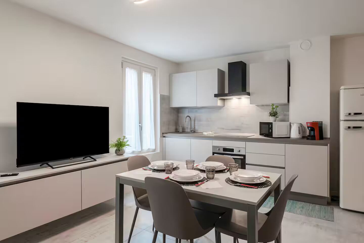 Kühlschrank, Mikrowelle, Ofen, Herdplatte