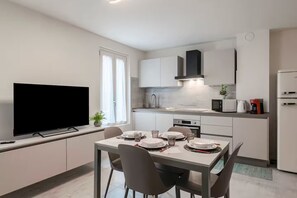 Frigorifero, microonde, forno, piano cottura