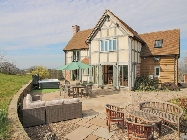 Outdoor dining - Cuckoo Pen Cottage (Tenbury Wells)