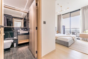 Een kluis op de kamer, een strijkplank/strijkijzer, gratis wifi