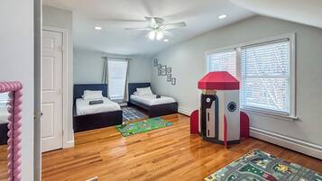 6 habitaciones, escritorio y tabla de planchar con plancha
