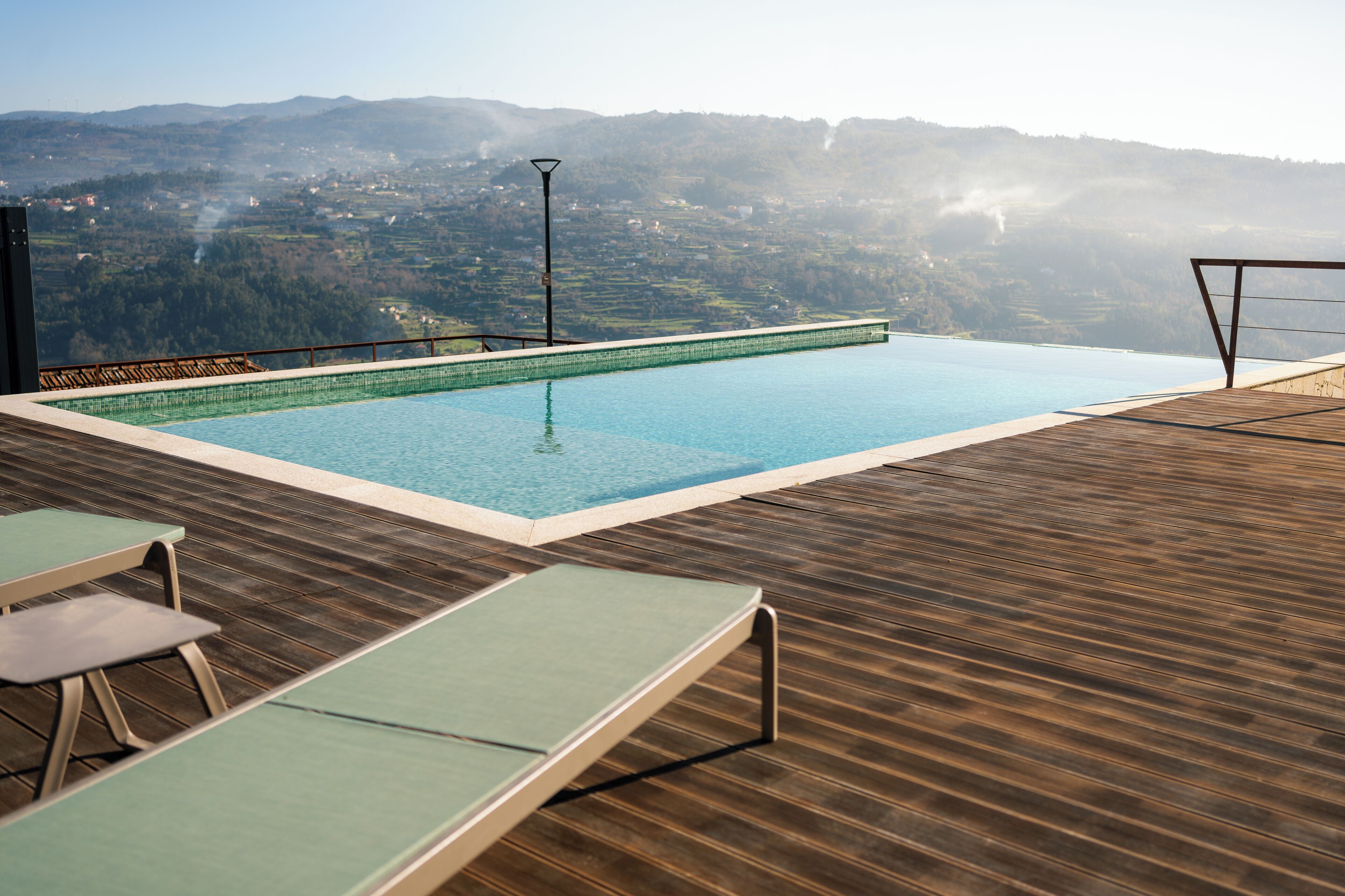 室外游泳池，池畔遮阳伞，日光浴躺椅