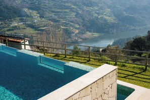 Outdoor pool, pool umbrellas, pool loungers - Quinta Casal da Silva 1951 (Marco de Canaveses)