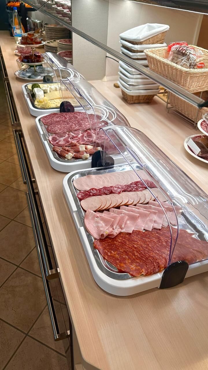 Un buffet proposant une variété de viandes et de fromages.