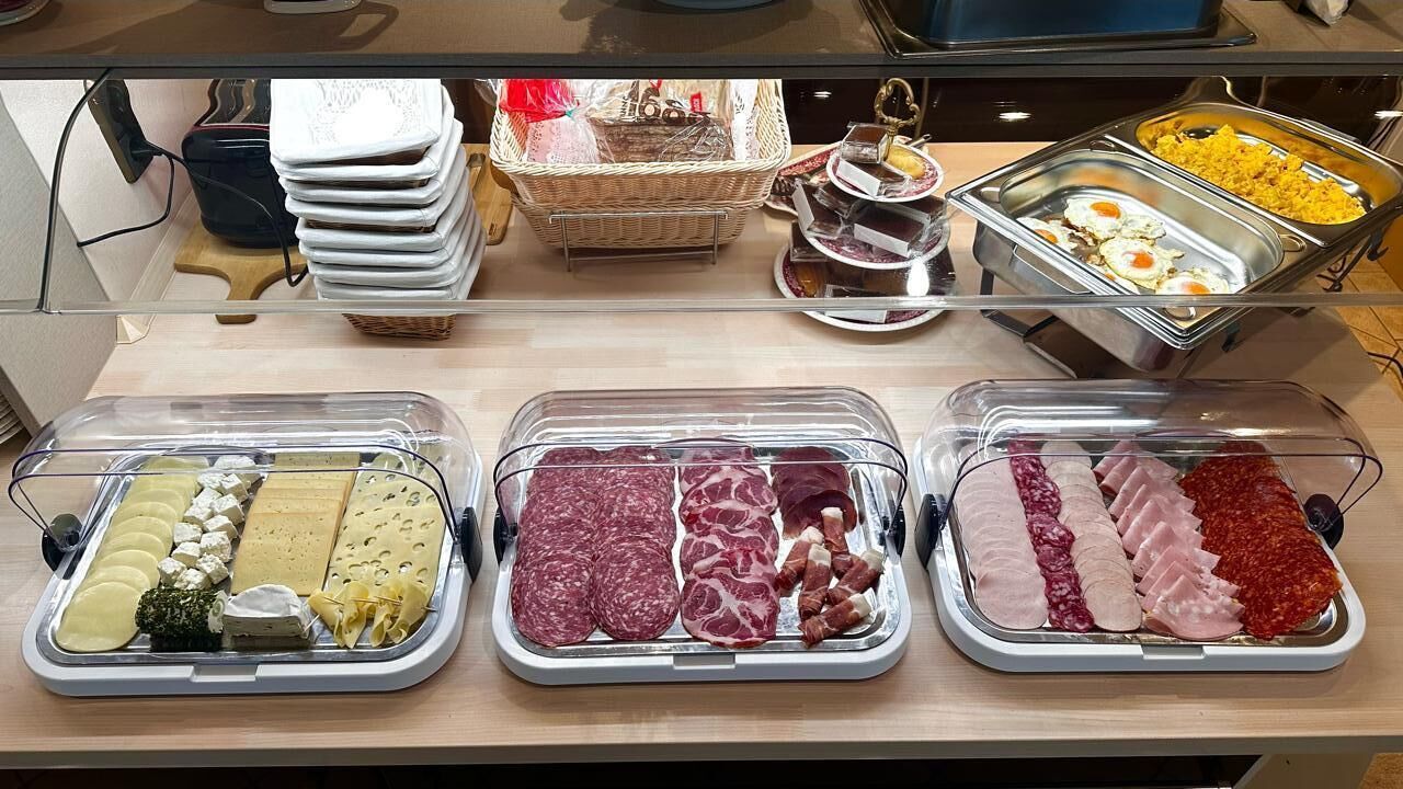 Ein reichhaltiges Buffet mit Käse, Fleischwaren und Backwaren.