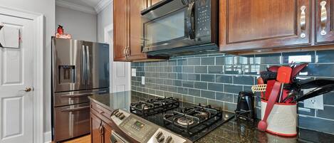 Een microgolfoven, een oven, een kookplaat, een vaatwasser