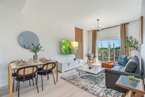 TV - 2-bedroom apartment in cool Hallandale Beach with WiFi, AC (Hallandale Beach)