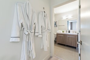 Bruser, hårtørrer, håndklæder, Sæbe