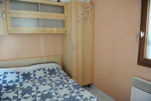 1 habitación, tabla de planchar con plancha y wifi 