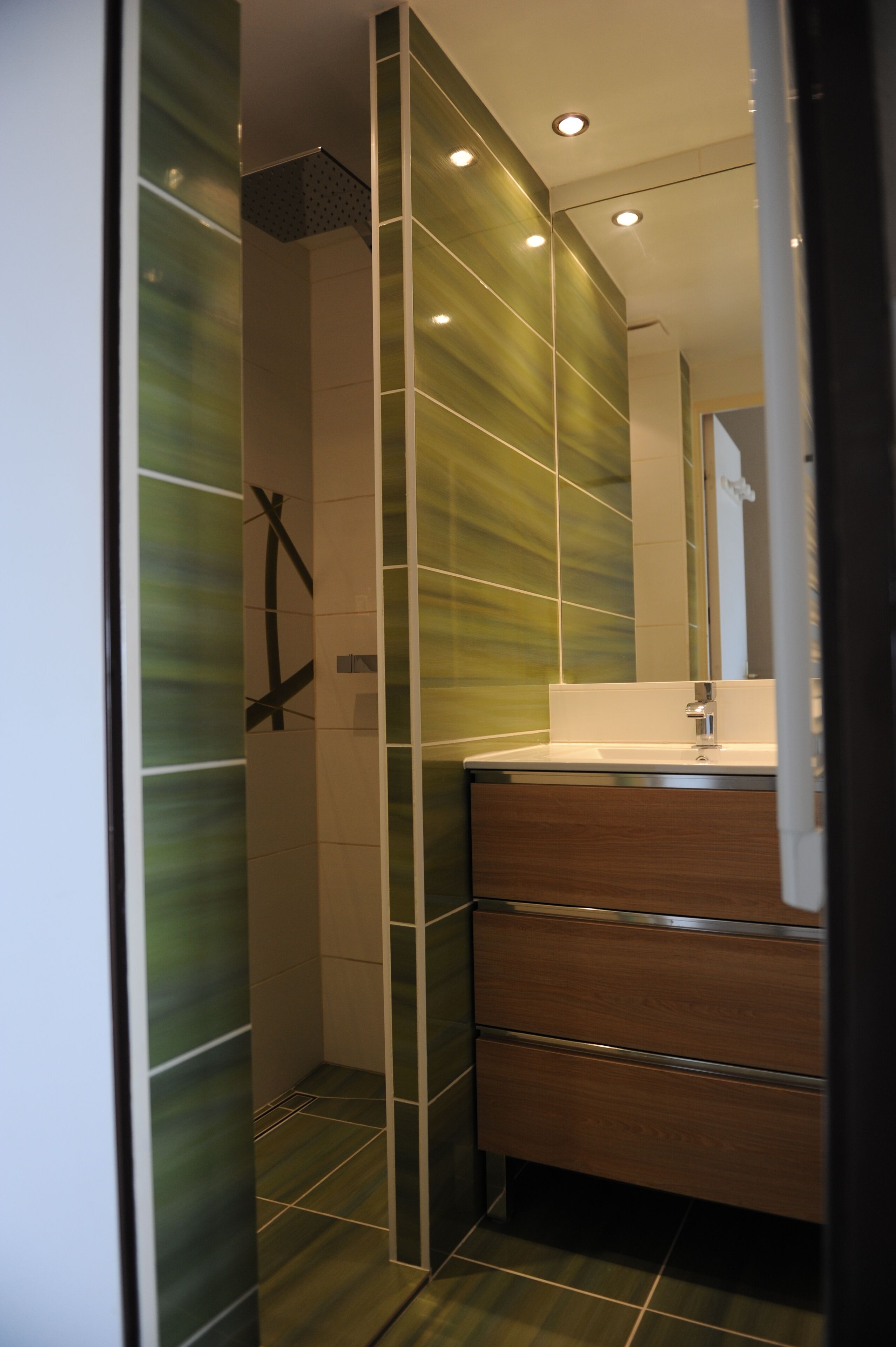 Suihku, hiustenkuivaaja, vessapaperi