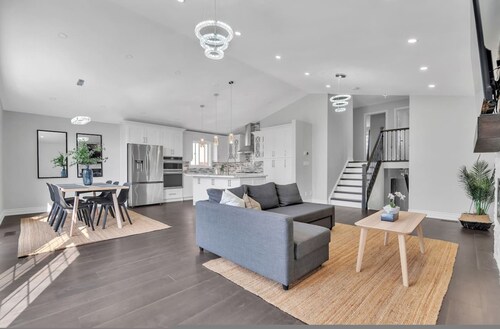 High-ceiling Home Relaxing Patio in Waterloo