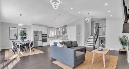 High-ceiling Home Relaxing Patio in Waterloo
