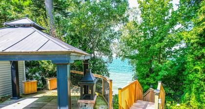 Waterfront 4BR Cottage Boat Deck BBQ