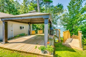 Room - Waterfront 4BR Cottage Boat Deck BBQ (Brock)