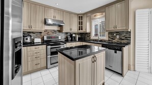 House - Mississauga Retreat Your Spacious 5-bedroom Home (Mississauga)