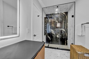 House - Mississauga Retreat Your Spacious 5-bedroom Home (Mississauga)