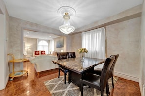House | 5 bedrooms - Mississauga Retreat Your Spacious 5-bedroom Home (Mississauga)