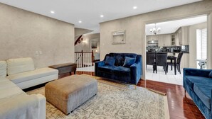 House - Mississauga Retreat Your Spacious 5-bedroom Home (Mississauga)