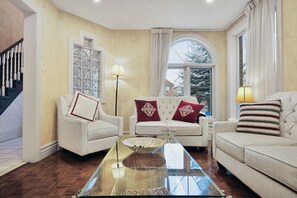 5 bedrooms - Mississauga Retreat Your Spacious 5-bedroom Home (Mississauga)