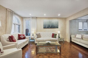 House | 5 bedrooms - Mississauga Retreat Your Spacious 5-bedroom Home (Mississauga)