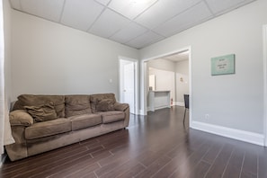 2 bedrooms - Charming 1BD Getaway - Unwind Near Niagara Falls (Niagara Falls)