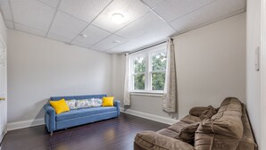House - Charming 1BD Getaway - Unwind Near Niagara Falls (Niagara Falls)