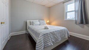 House | 2 bedrooms - Niagara s Nest Comfy 1BR 1BA Close to the Falls (Niagara Falls)