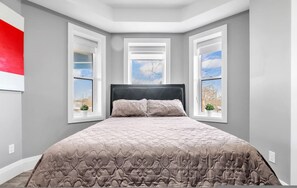 2 bedrooms - Tranquil 2BR Triplex in the Heart of Shelburne (Shelburne)