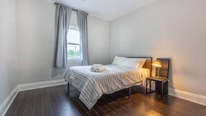 Room - Serenity by the Falls Modern 2 Bedroom Hideaway (Niagara Falls)