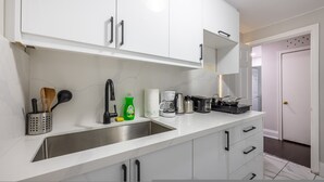 Room - Serenity by the Falls Modern 2 Bedroom Hideaway (Niagara Falls)