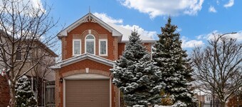 Comfortable Whitby 2 Bedroom Lower Suite