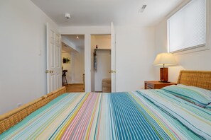 House | 2 bedrooms - Comfortable Whitby 2 Bedroom Lower Suite (Whitby)