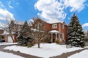 House | 2 bedrooms - Comfortable Whitby 2 Bedroom Lower Suite (Whitby)