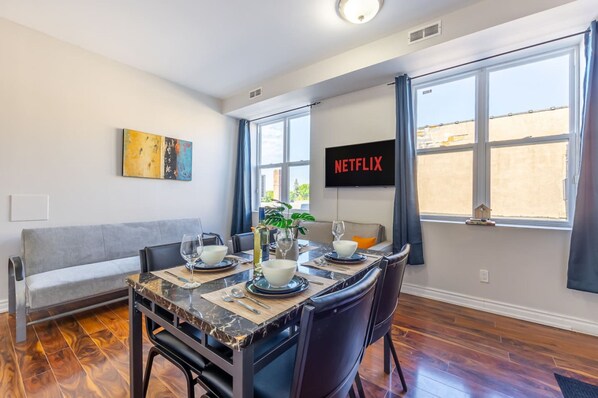 1 bedroom - Modern 1BR Getaway Walk to Niagara Falls (Niagara Falls)