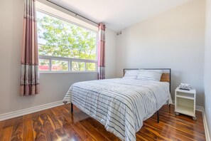 House | 3 bedrooms - Charming 2BR Retreat Steps From Niagara Falls (Niagara Falls)