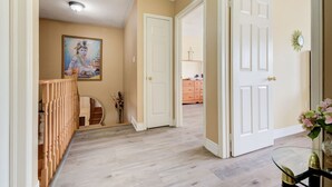 House | 3 bedrooms - Brampton Retreat Quiet 2BR Residential Area (Brampton)
